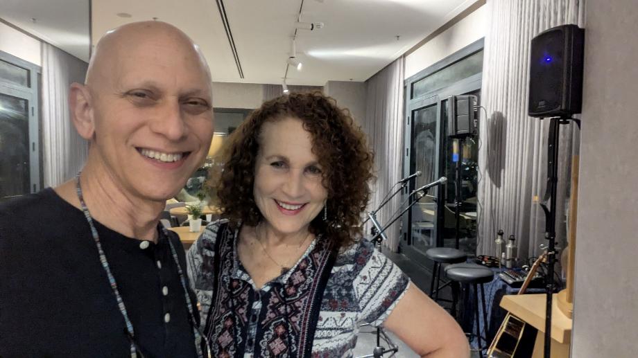 Larry and Mindy לארי ומינדי 